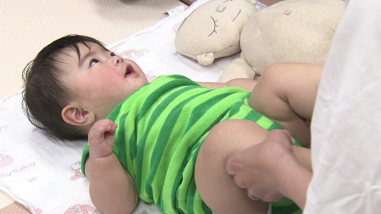 体をゆすると赤ちゃんは思わず笑顔に