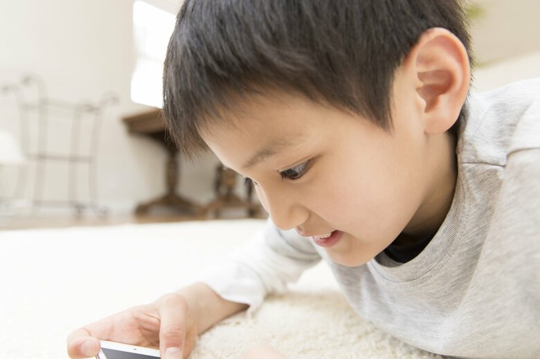 すぐあきらめてしまうのにスマホに夢中だと心配になることも（画像：イメージ）
