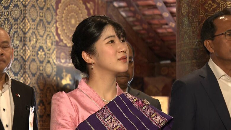 ピンクの民族衣装姿で寺院を訪問された　20日