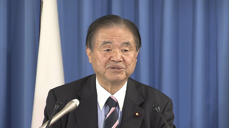 総会後に会見した遠藤総務会長（16日）