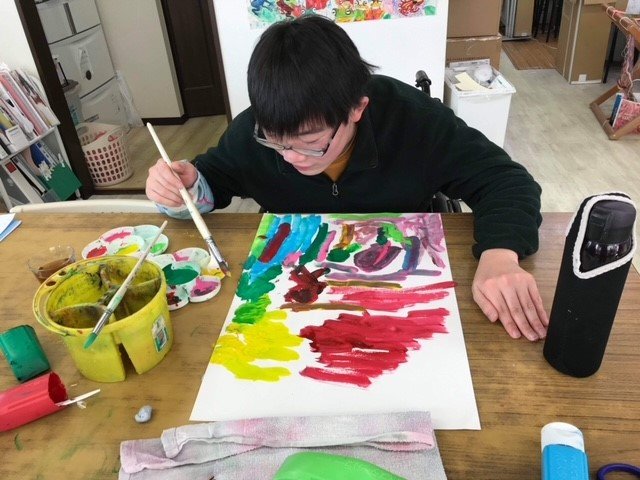 「季節の花を描くのが好き」と筆を走らせる柴田さん