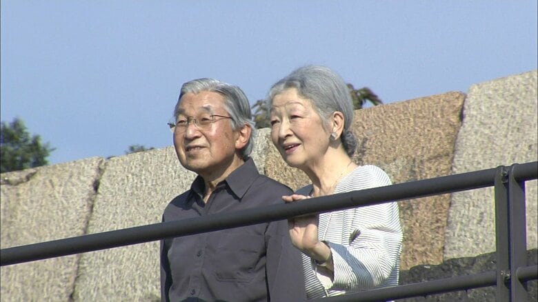 平成25（2013）年9月 眺望を楽しまれる上皇ご夫妻（天守台）