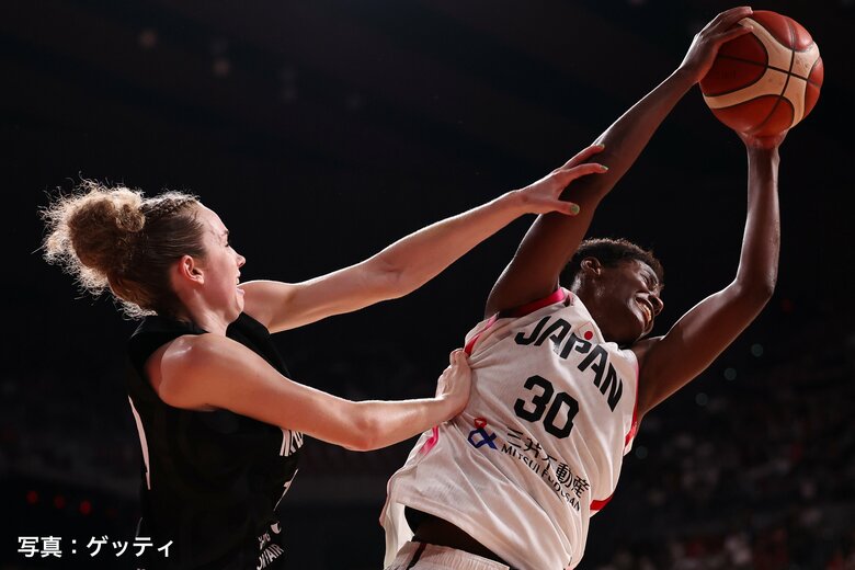 ニュージーランド選手と競う馬瓜エブリン（6日、東京・有明アリーナ）