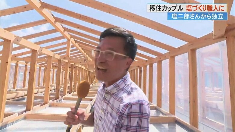 「あっつい！」と話す明神康喜記者