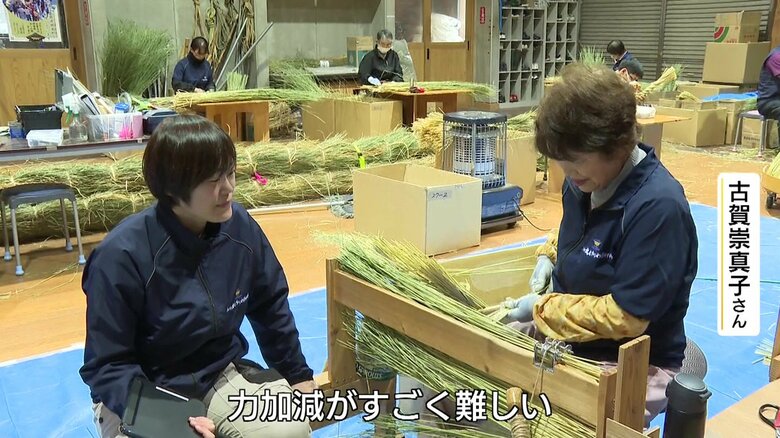 大しめ縄を製作する古賀さん（左）と藤原さん（右）