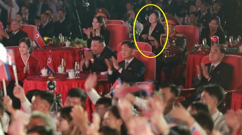 金総書記夫妻の後列で公演を見る3人の女性（左から金与正氏、謎の女性、玄松月氏）