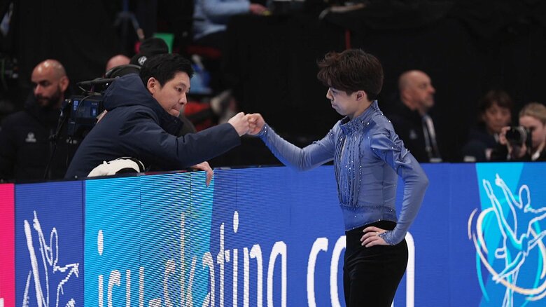 グータッチで佐藤を送り出した日下コーチ