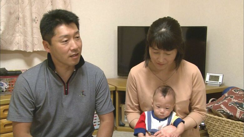 父・康平さん、母・俊子さんに抱かれる竜佑ちゃん（2019年10月）