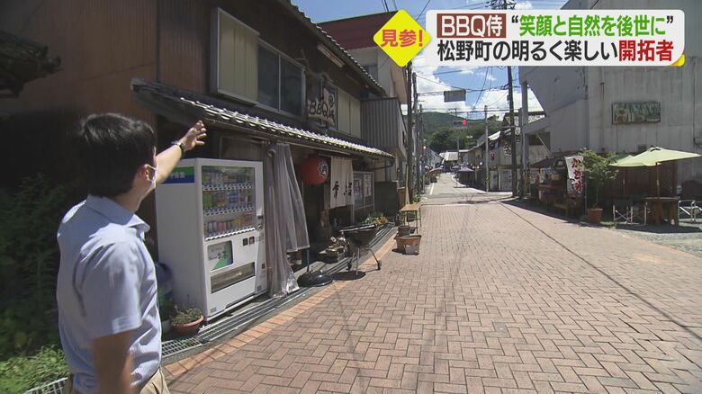 左側の建物の2階をよく見ると…「BBQ城」の文字が