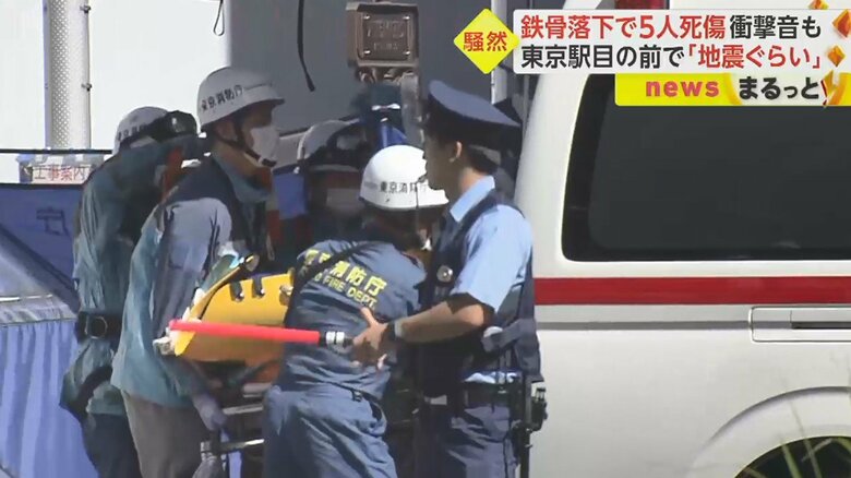   事故発生から約30分後、ケガ人とみられる人が次々と搬送されていた