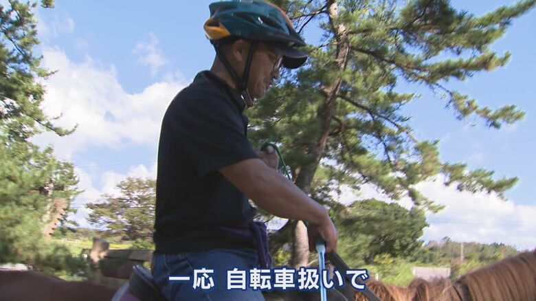 珠洲市内を馬と移動する角居さん