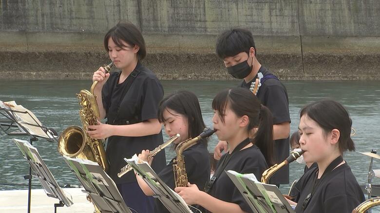 真剣な表情で演奏する高校生たち