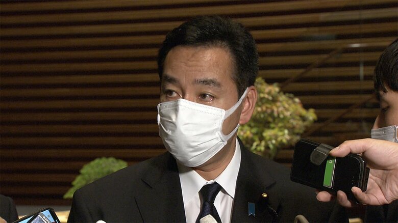 岸田首相に辞表を提出後、記者団の取材に応じた山際氏（10月24日）