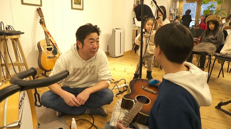 蓮次郎さんの父・陽一さん（左）