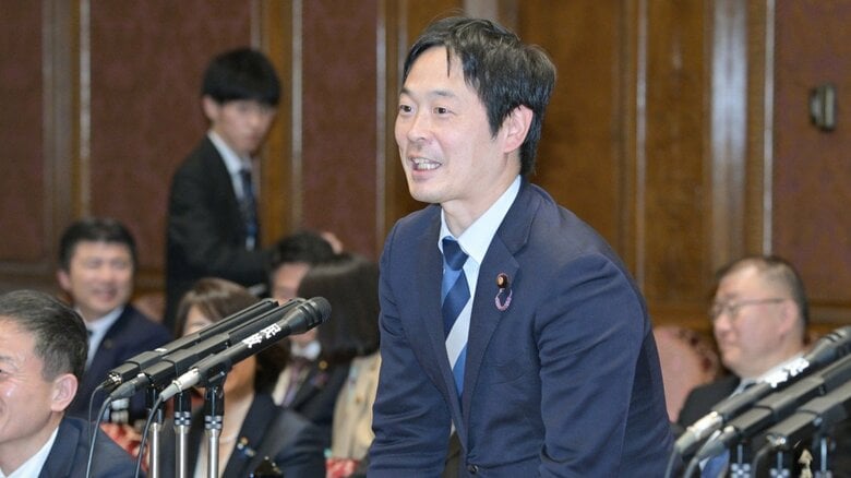 予算委員会で質疑する司さん（提供：公明新聞）