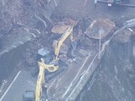 岩などが幅約20mにわたり道塞ぐ…土砂崩れが起きた愛岐道路で復旧作業開始 防護フェンス等も破損し影響長期化か