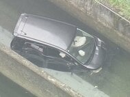 国道脇の柵を突き破る…車同士の事故の弾みで軽自動車が用水路に転落 救出された高齢の女性運転手がケガ