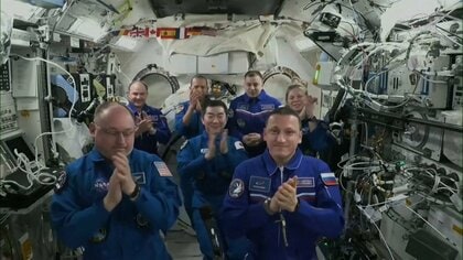 油井宇宙飛行士「家族のような存在」「ここから離れたくない」予定早め帰還を前に引き継ぎ式