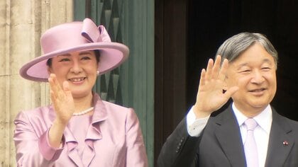 天皇皇后両陛下ブリュッセル市庁舎へ　バルコニーから手を振る　「彼の好きな科目は算数だそうですよ」　子どもとも交流