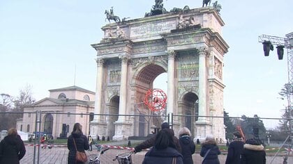 ミラノ観光名所「平和の門」で聖火台設置　冬季五輪の準備着々　史上初の2都市同時点火へ