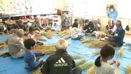 正月飾りの製作を前に”袴取り”　1本1本わらをきれいに