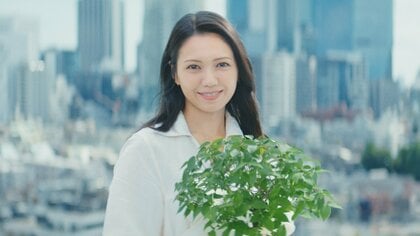 二階堂ふみ 新CMで白いワンピースの装い　“気配りの塊”撮影は3時間も早く終了　来年30歳 抱負は？