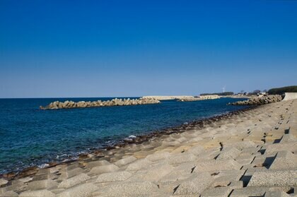 「海岸から離れ可能な限り高い場所へ」津波警報・注意報が発表された場合にとるべき避難方法