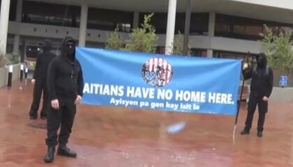 ハイチ移民「犬も猫も食べません」トランプ氏発言余波で小学校などに爆破予告や脅迫…「ハイチ人に家なし」黒ずくめ集団が住民と衝突