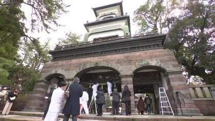 約5.5mで約20kg…金沢の尾山神社でしめ縄の取り替え 師走らしい冷え込みのなか新年迎える準備整う