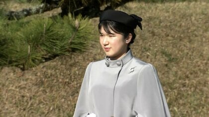 愛子さま奈良入り 淡いグレーの参拝用ロングドレスで神武天皇陵を