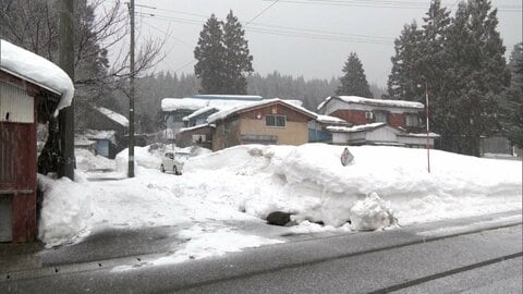 除雪機に腕を巻き込まれ…70代男性が意識不明　近所の住人が見つけ通報　自宅前で手押し式使い1人で作業　秋田・横手市