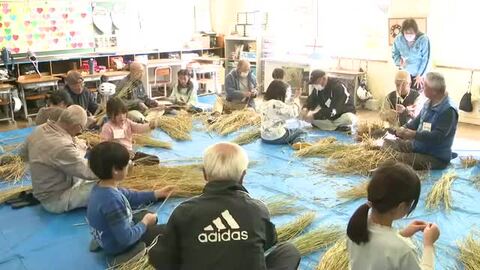 正月飾りの製作を前に”袴取り”　1本1本わらをきれいに