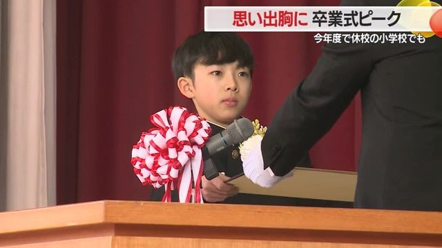 校長先生から1人ひとり卒業証書を受け取る