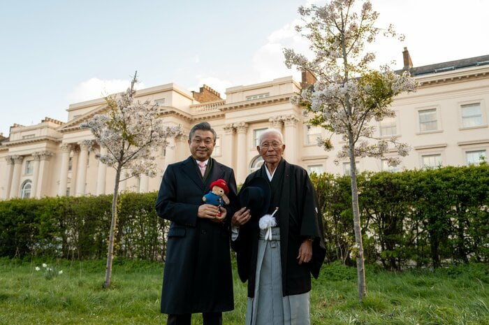 左：鈴木浩氏（現駐英大使）右：佐野圭作氏（現桜色実行委員会会長）（2026年3月30日）
