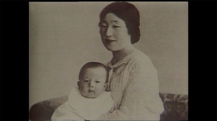 上皇さまを抱く香淳皇后