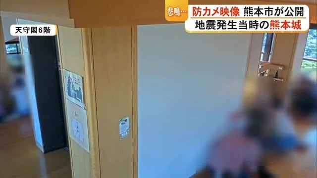 壁や柱にしがみつく観光客ら