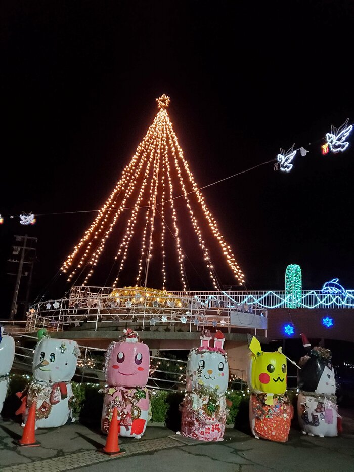 ツリー前には子供達が飾りつけた雪だるまも(画像提供:のぞみ会館)