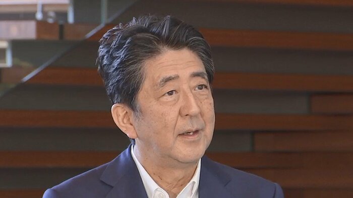 記者の問いかけに答える安倍首相