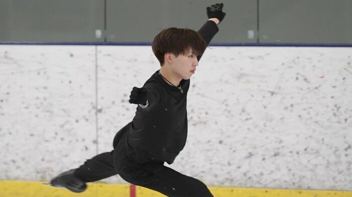 練習でジャンプを何度もトライする三浦