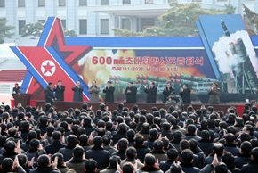 600mm超大型放射砲贈呈式(労働新聞・1月1日)