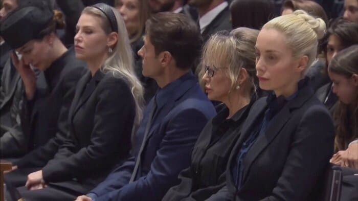 ベルルスコーニ氏の実子と並んで座るマルタさん(右端)