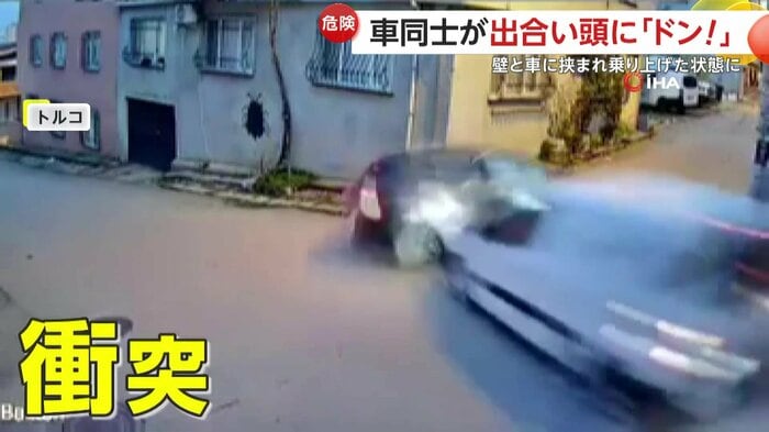 黒い車と白い車が衝突した瞬間(IHA)