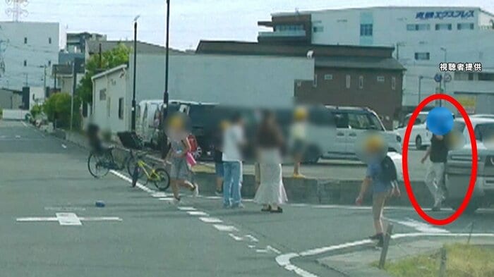 車から降りてきて児童に謝罪するもどこか軽い様子だったという男(画像右)