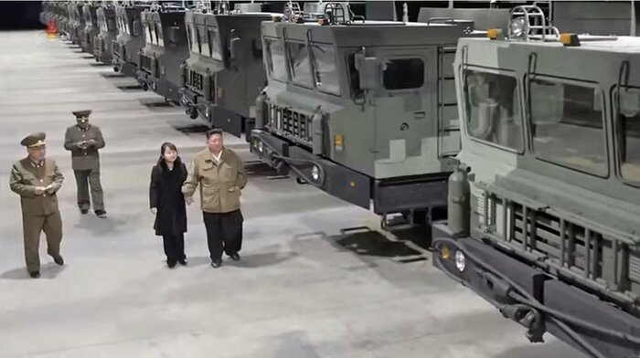 娘の手を握り、ミサイル工場を視察する金総書記(朝鮮中央テレビより)