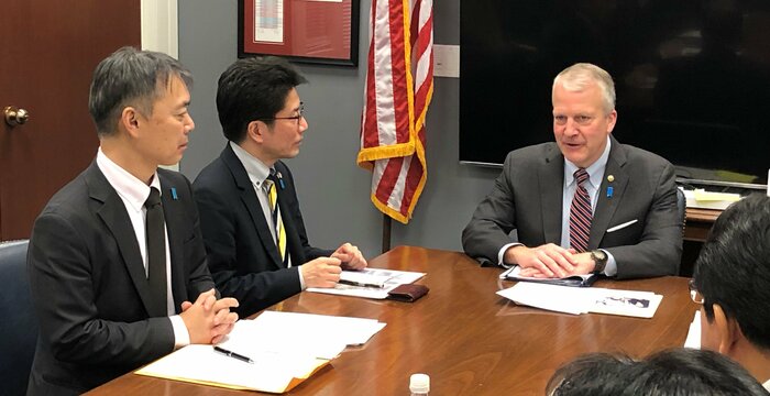 訪米団と面会したサリバン上院議員は「結果を出すため闘い続ける」と連帯を表明(在米国日本大使館撮影)