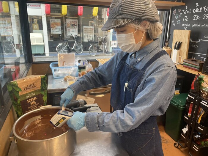 チョコレート作りに励むスタッフ(『温めれば、何度だってやり直せる』より)