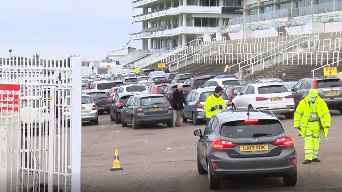 イギリスでは競馬場などの大型施設でワクチン接種