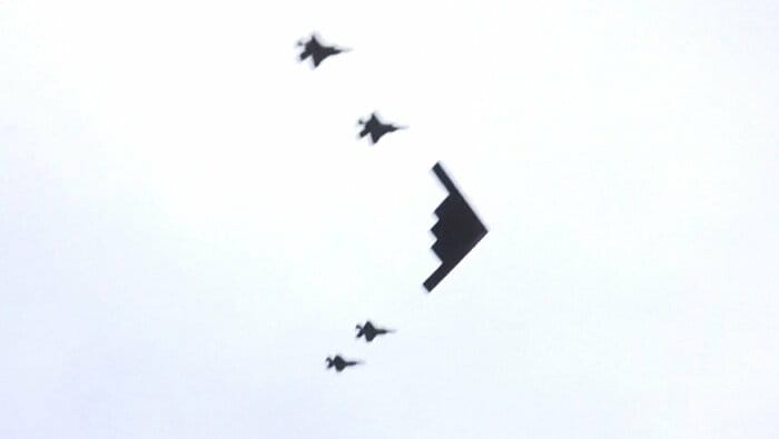 B-2A爆撃機とF-35A戦闘機の編隊飛行。地上にF-22A戦闘機があり六月のイラン攻撃に使われた機種が揃えられた