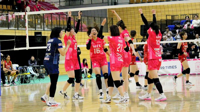 スパイクを決め喜びを爆発させる16廣瀬未佳選手（17日）