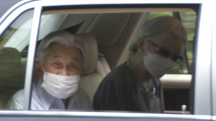 赤坂御用地を出発された上皇ご夫妻